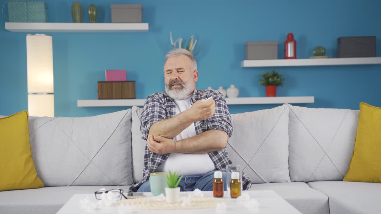 hombre enfermo cuyos huesos duelen cuando estornuda.