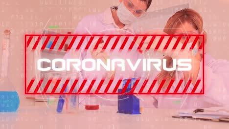 la palabra coronavirus escrita sobre los científicos que trabajan en el fondo