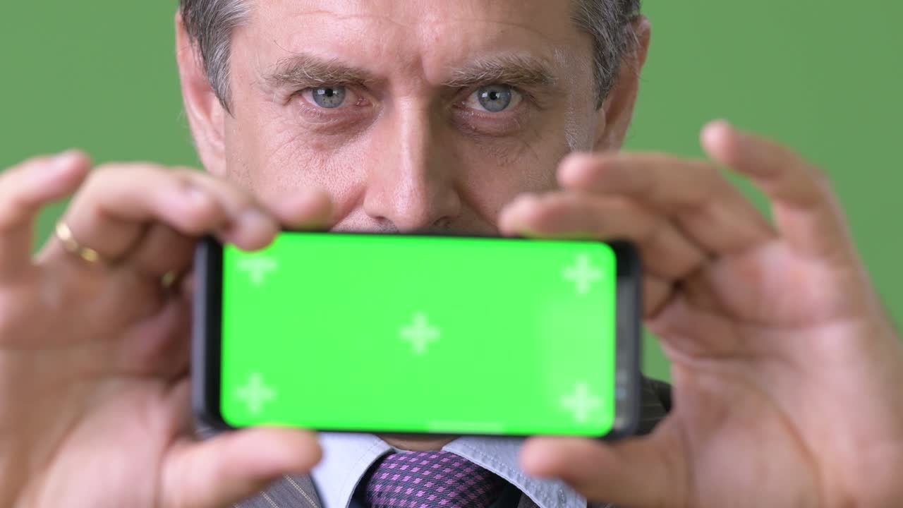 녹색 배경에 성숙한 잘생긴 사업가