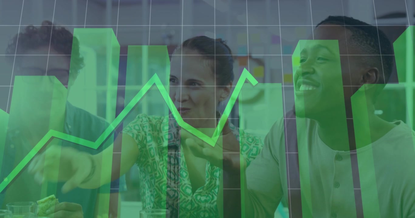 Animatie van financiële gegevensverwerking boven een groep diverse zakenmensen