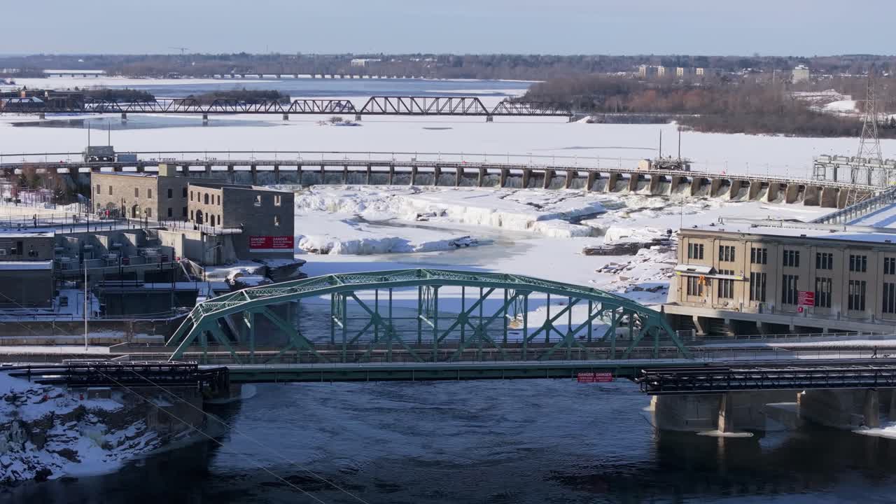 Ilmakuva Union Bridgestä ja Chaudière Fallsin vesivoimalasta jäätyneellä Ottawa-joella talvella