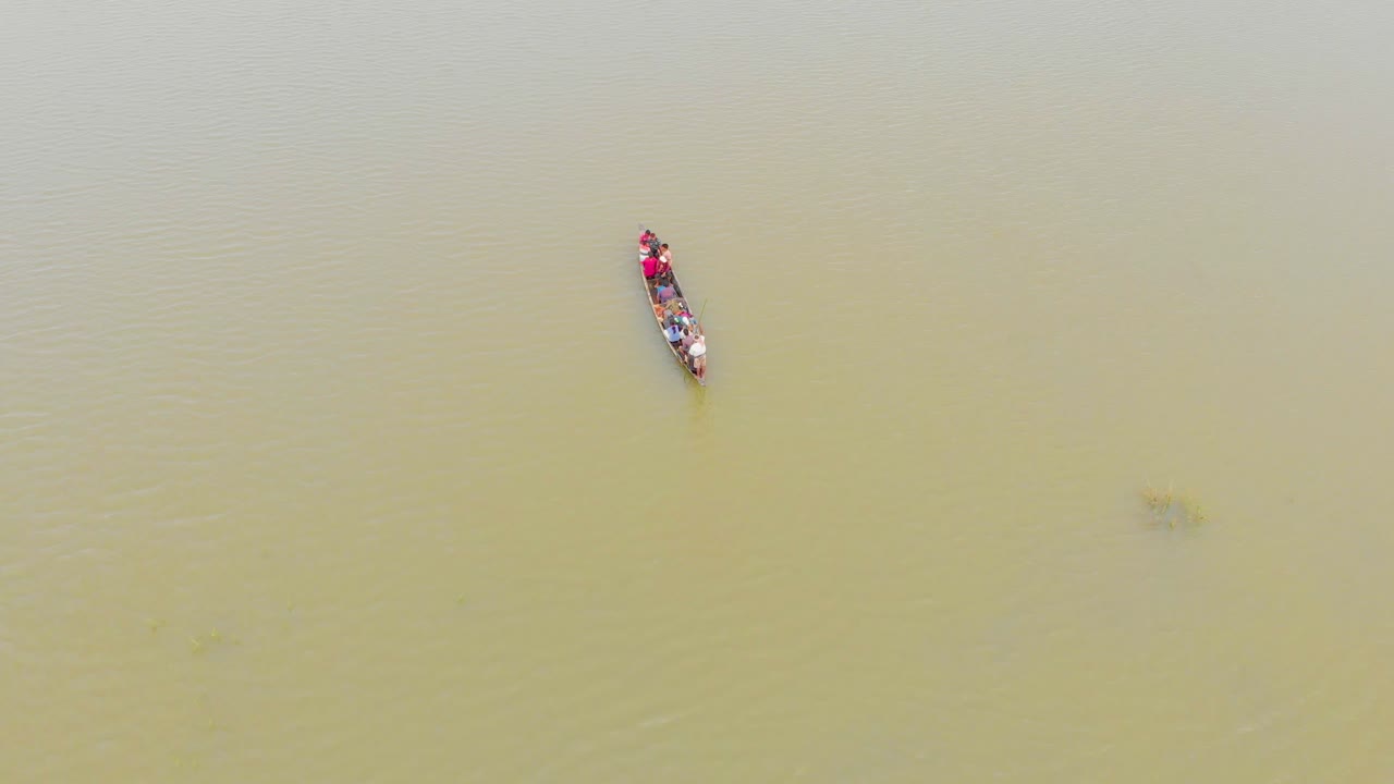 toma aérea de 4.000 personas en un bote de remos evacuadas a la zona de tierra en la isla del río majuli sumergida en las inundaciones monzónicas de brahmaputra