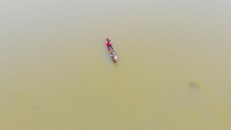 4K-Luftaufnahme-Von-Oben-Nach-Unten-Von-Menschen-In-Einem-Ruderboot,-Die-In-Ein-Landgebiet-Auf-Der-Insel-Majuli-River-Evakuiert-Werden,-Das-In-Den-Monsunfluten-Von-Brahmaputra-Untergetaucht-Ist