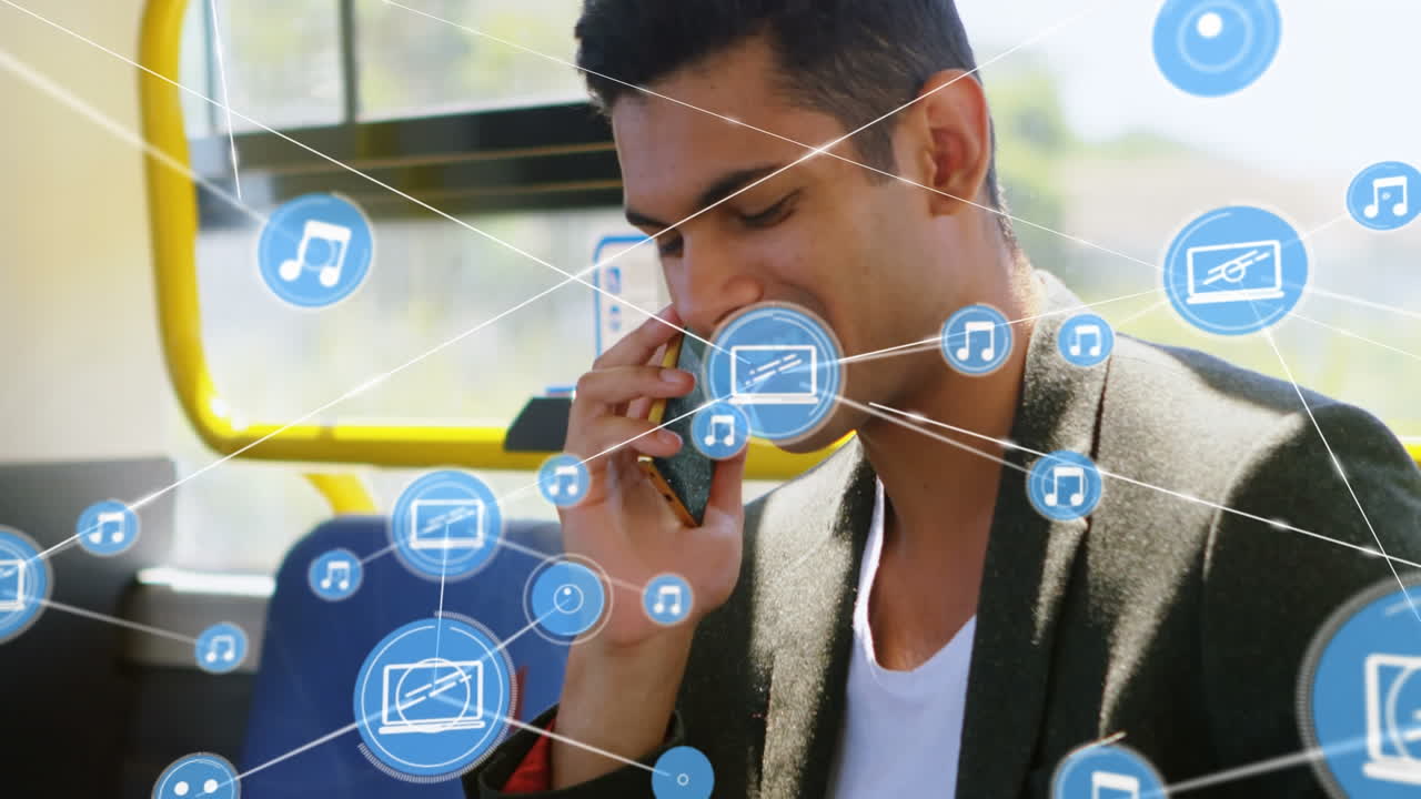 스마트 폰을 사용하는 코카시안 사업가에 대한 아이콘과의 연결 네트워크의 애니메이션