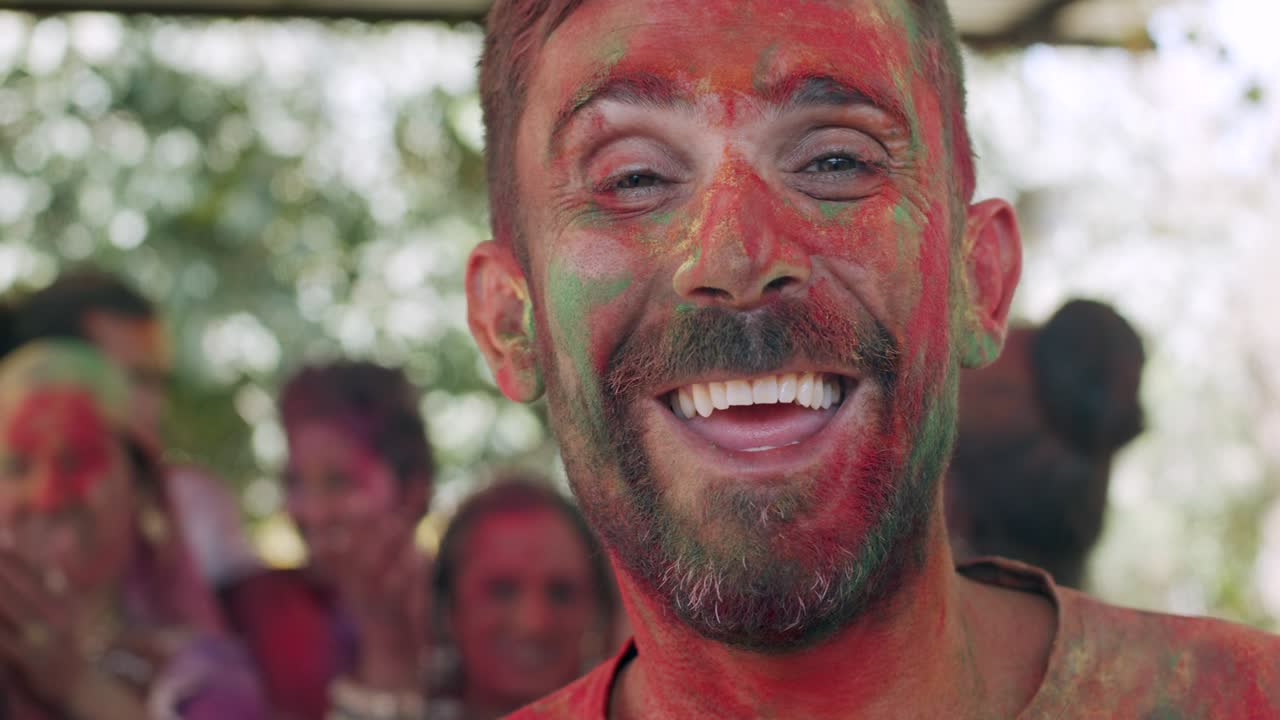 홀리 (holi) 는 인도에서 유래된 유명한 고대 힌두교 축제입니다.