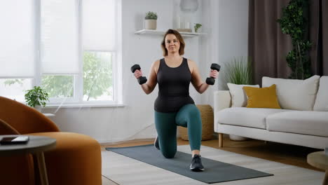 mujer haciendo ejercicio con pesas en casa