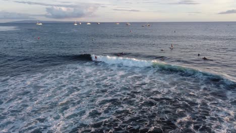 Drohnenaufnahme-Eines-Surfers,-Der-Auf-Hawaii-Auf-Einer-Erstaunlichen-Welle-Reitet
