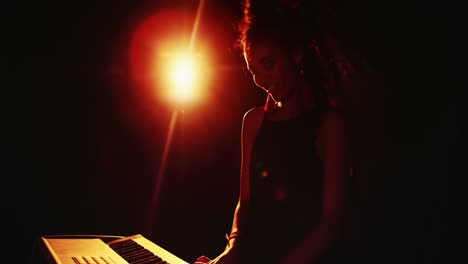 mujer tocando teclado electrónico 4k