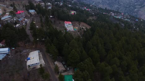 vista aérea de una aldea montañosa en el himalaya