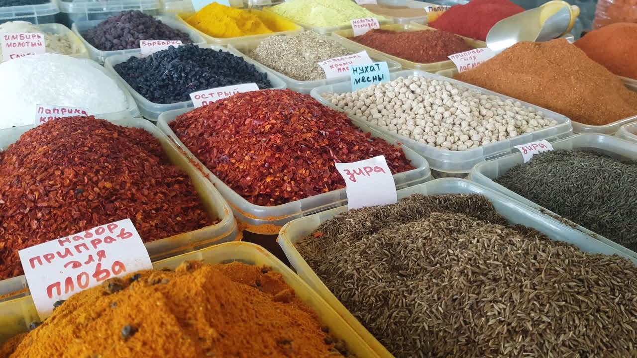 especias orientales y verduras secas en el mercado de asia central, tashkent, uzbekistán, de cerca