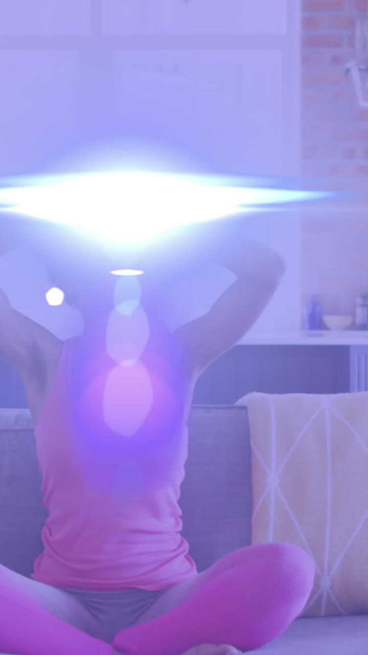 animación de puntos de luz sobre una mujer afroamericana practicando yoga y meditando