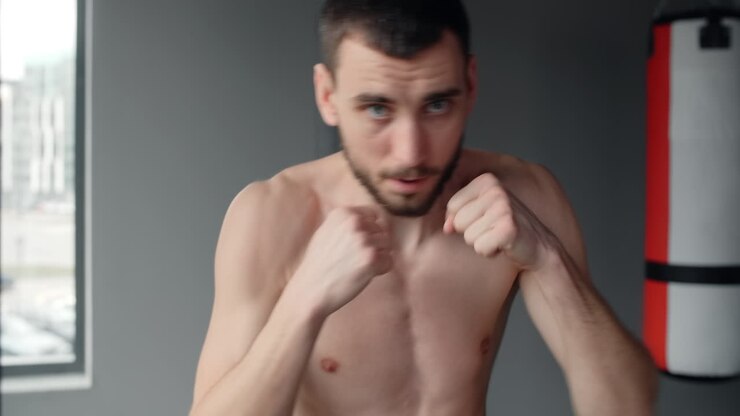Uomo che fa boxe in palestra