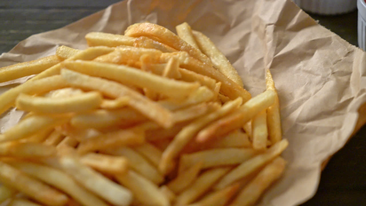 patatas fritas o papas fritas con crema agria y ketchup
