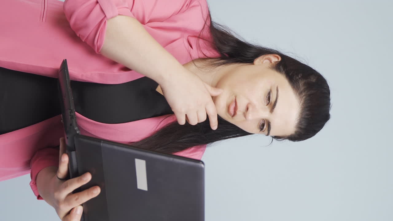 vídeo vertical de una mujer de negocios reflexiva.