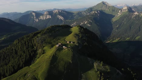 Süßes-Dorf-Auf-Dem-Berg-In-Den-Französischen-Alpen