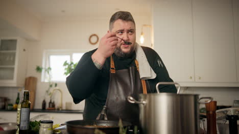 chef degustando comida en la cocina