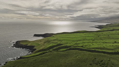 Maui-Hawaii-Luftaufnahme-V11-Überflug-Kaupo-über-Makaakini-Point,-Aufnahme-Unberührter-Küstenfarm-Und-Landschaftsansichten-Von-Kamanawa-Und-Mamalu-Bay-Mit-Bewölktem-Himmel-–-Aufgenommen-Mit-Mavic-3-Cine-–-Dezember-2022