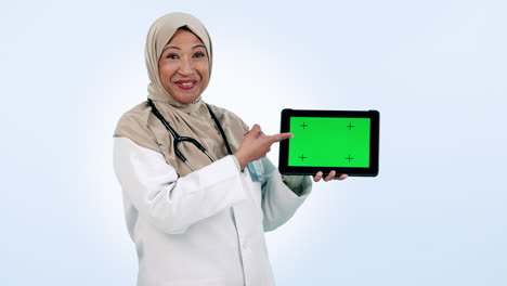 Doctor,-Mujer-Y-Tableta-Con-Pantalla-Verde