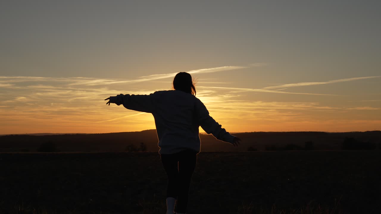 buenas mañanas positividad, bailar al amanecer, vibraciones energía mentalidad comienzo del día