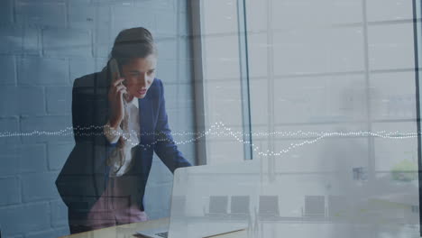 animación de ondas digitales sobre mujer de negocios hablando por teléfono celular y lapso de tiempo de personas borrosas