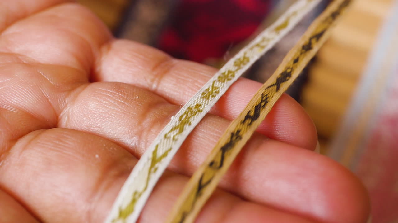 오악 사카에서 공예를 짜는 zapotec 여성