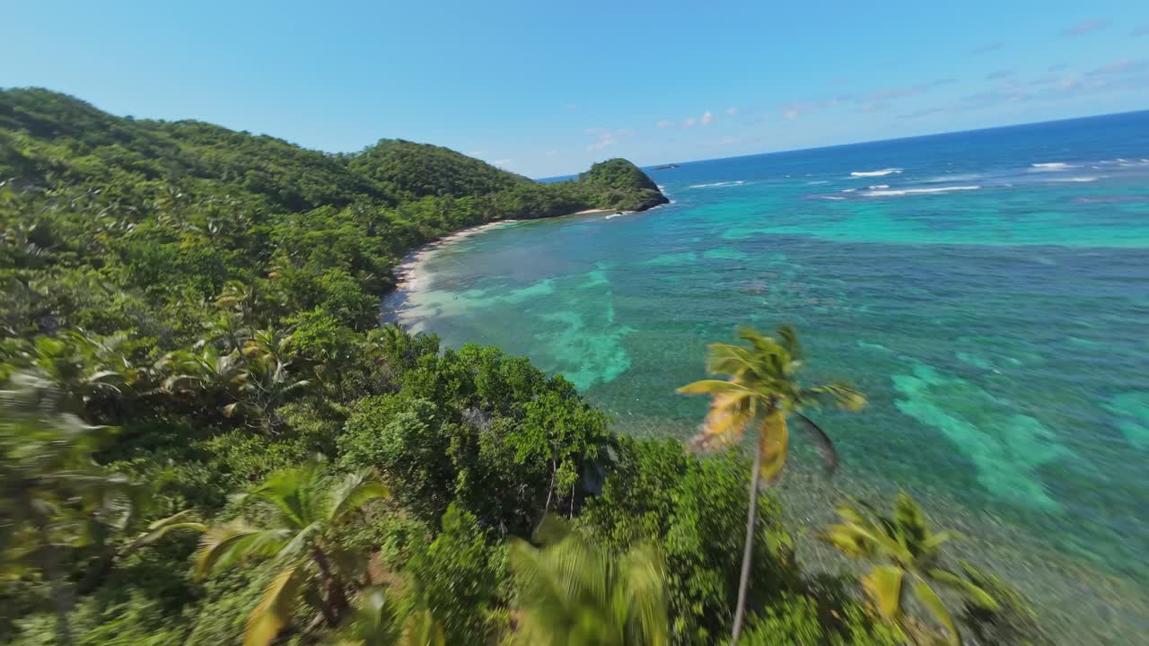 espectacular vuelo de velocidad en fpv a lo largo de un paisaje tropical con playa de arena y mar turquesa del caribe