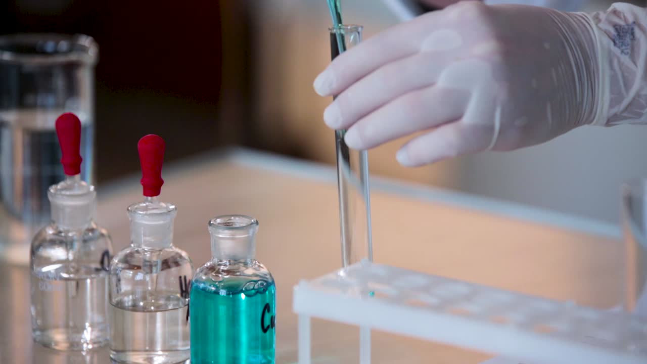 experimento científico en un laboratorio