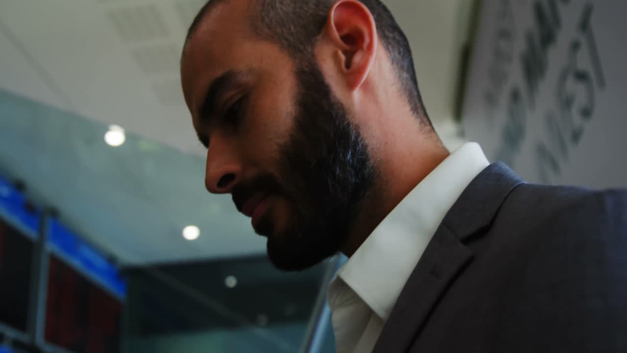 Uomo d'affari in piedi su una scala mobile