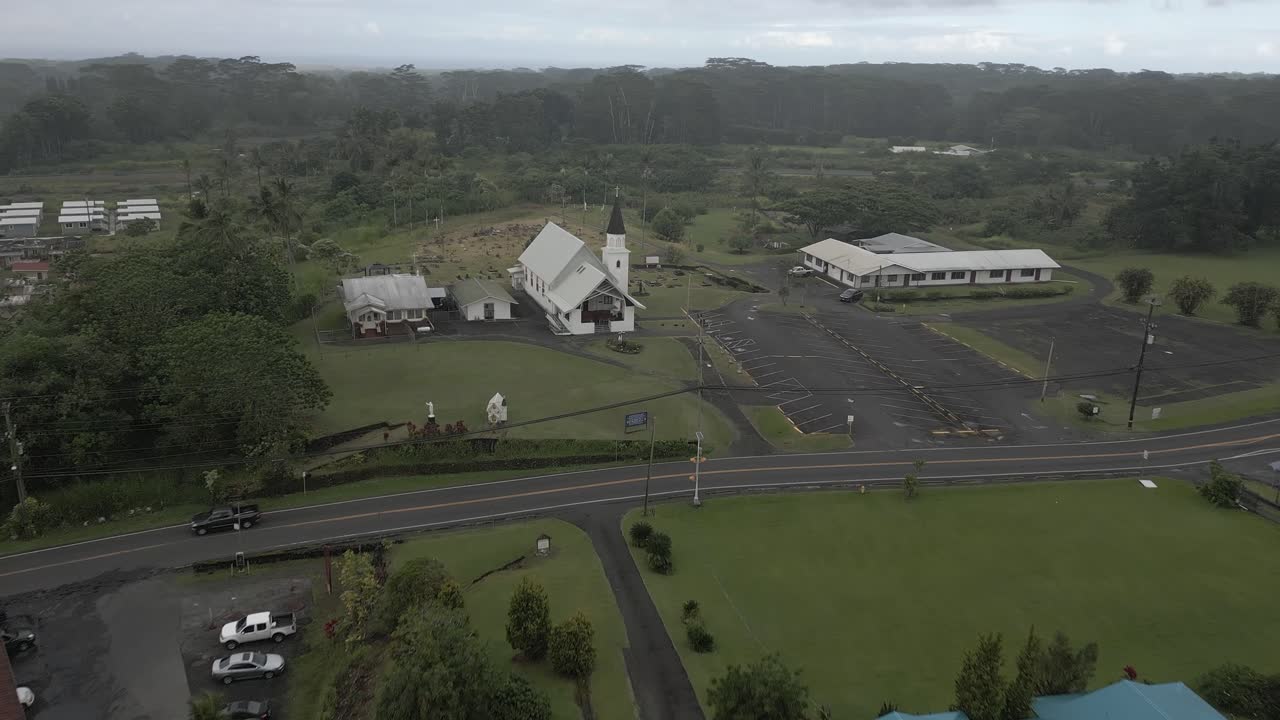 una imagen aérea nebulosa sobre la iglesia del sagrado corazón en pahoa en la isla grande, hawai