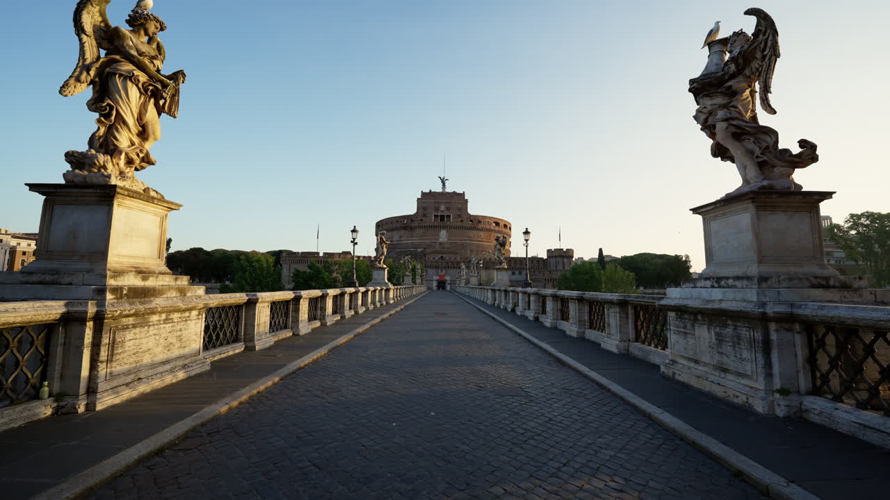 성 안젤로 성 (castel sant'angelo) 은 로마의 산 안젤로 다리에서 해가 뜨는 동안, 전망 촬영