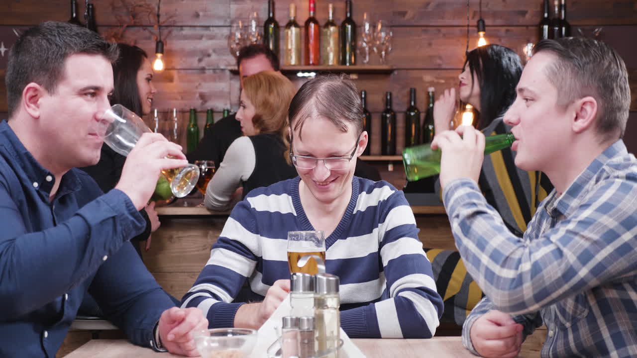 Mænd der drikker øl på en bar