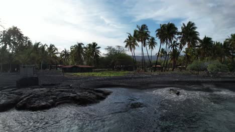 Schwarzer-Sandstrand-Hawaii-Insel