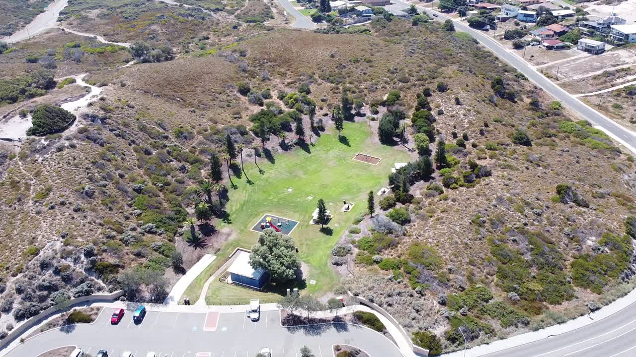 zona de aparcamiento de automóviles, carretera y vehículos