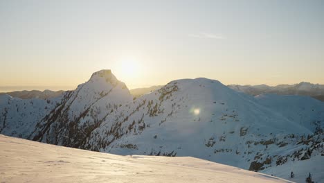 Una-Panorámica-Constante-A-La-Derecha-De-Una-Puesta-De-Sol-En-El-Pico-De-Una-Montaña-En-Las-Montañas-Rocosas-Canadienses