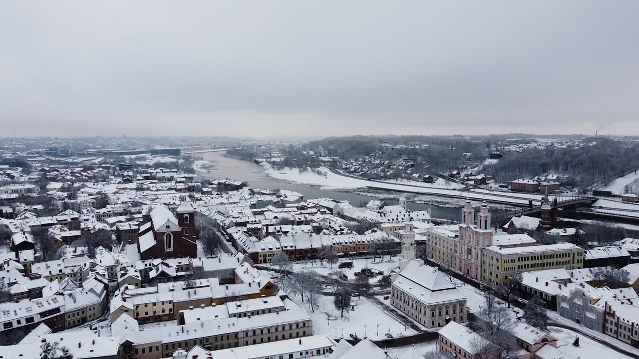 겨울 동안 카우나스 구시가의 오름차순 공중 촬영