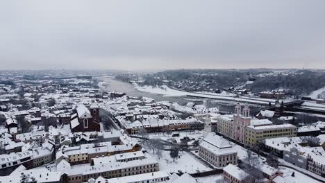 Toma-Aérea-Ascendente-Del-Casco-Antiguo-De-Kaunas-Durante-La-Temporada-De-Invierno