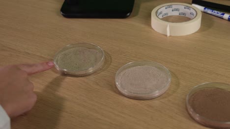 análisis de muestras de suelo y arena en placas de petri