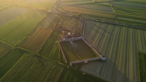 Eine-Atemberaubende,-Herausragende-Draufsicht-Auf-Die-Festung-Von-Bashtove-Mit-Der-Reflexion-Des-Goldenen-Sonnenlichts,-Albanien