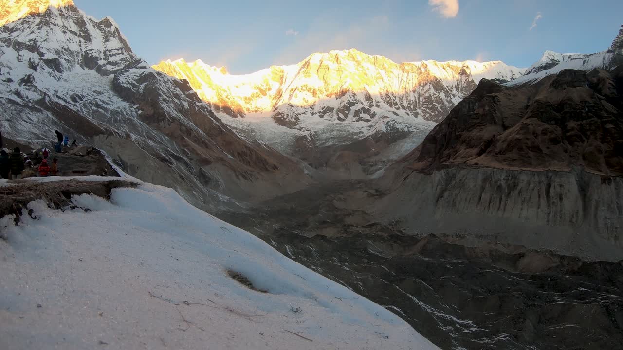 아나푸르나 원에서 전망을 감상할 수 있는 아나푸르나 캠프 기지의 일출