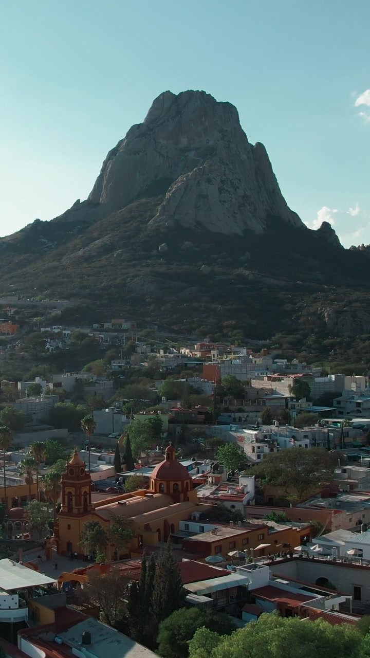 Il monolite Peña de Bernal che svetta sull'incantevole città coloniale di Queretaro, Messico.