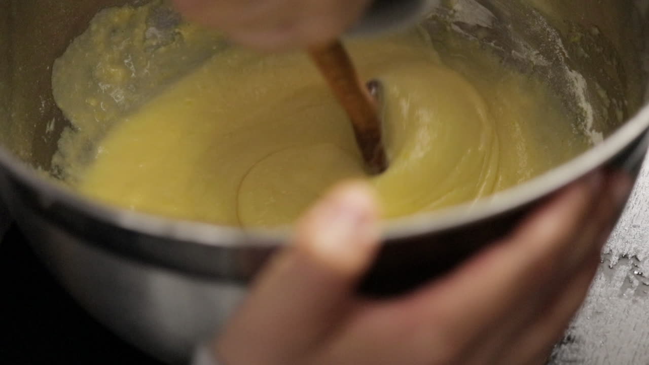niños haciendo un pastel en casa, enfoque suave de primer plano