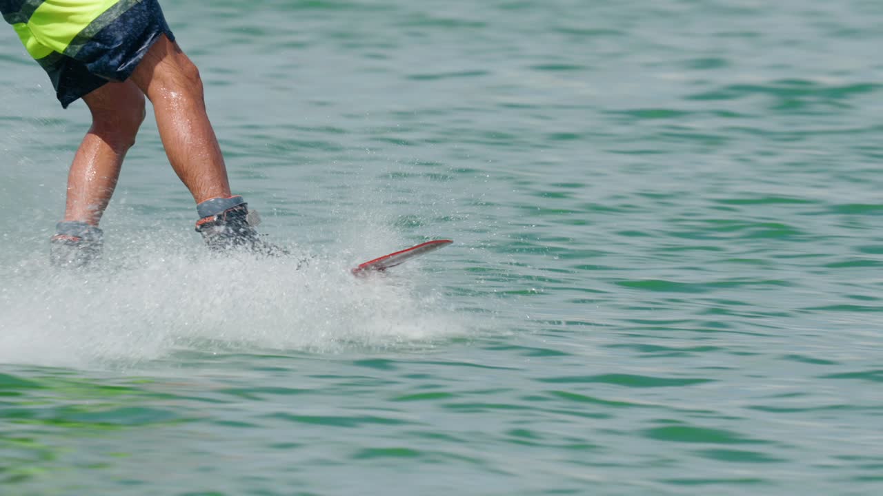 wakeboard en el lago primer plano de las piernas salpicando agua