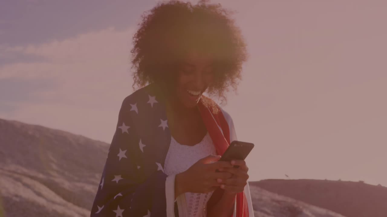 Animazione di elaborazione dati su schermo su donna che usa smartphone.