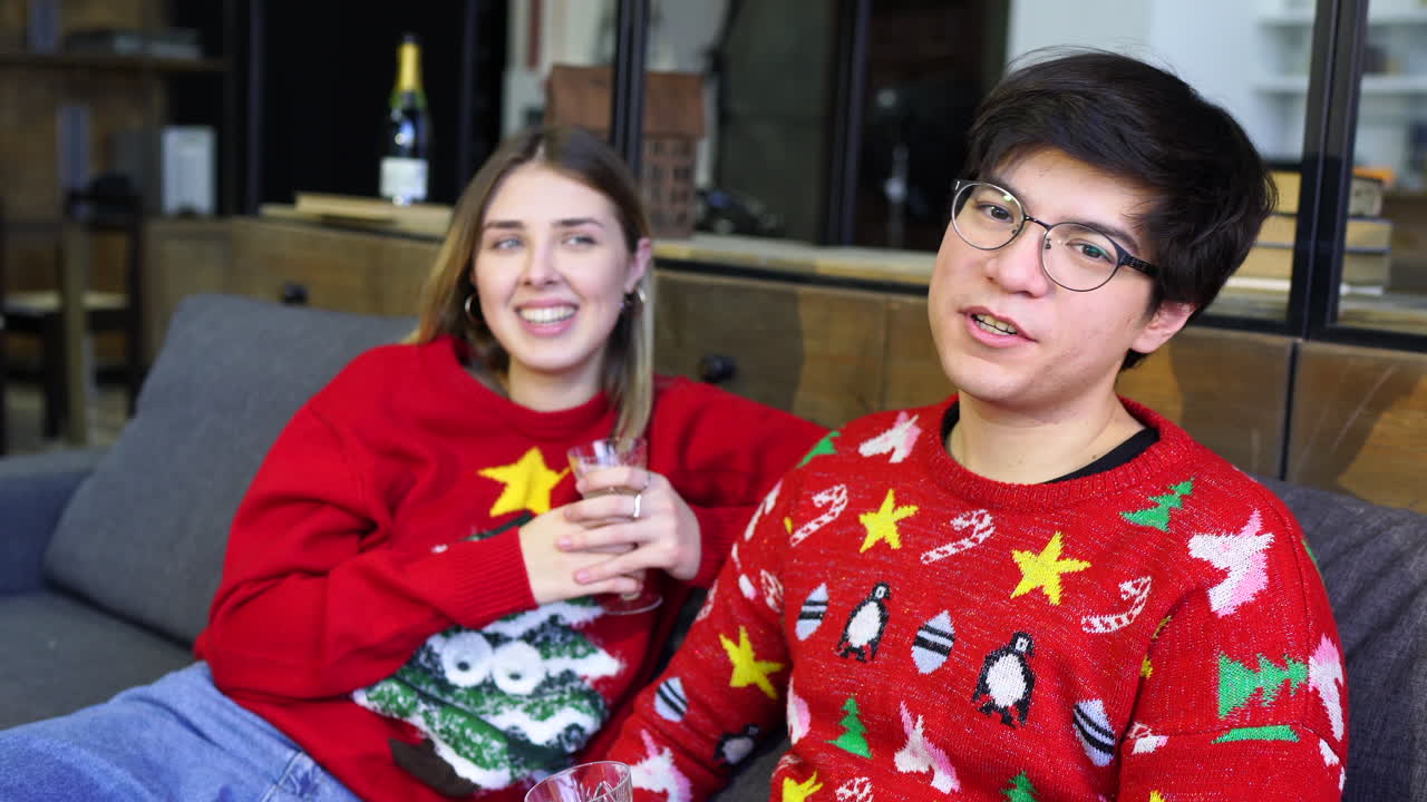 크리스마스 를 축하 하는 부부