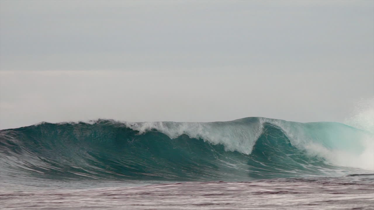 taverna a la derecha namotu a la izquierda rompiendo las nubes piscinas wilks pasaje de vidrio surf surfista onda barril hallow cara de la ola turismo groundswell fiji wsl nadi isla malalo cinematográfico súper cámara lenta pan