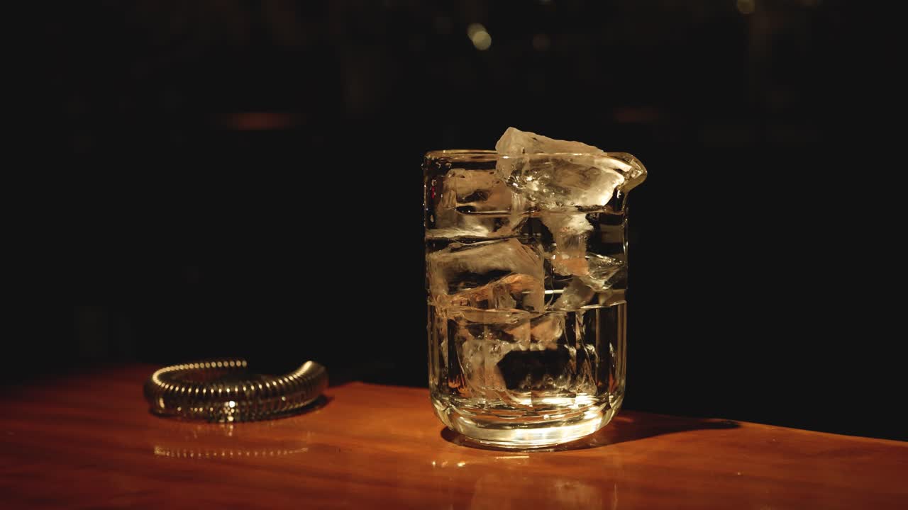 el hielo se derrite en un vaso de whisky con el tiempo.