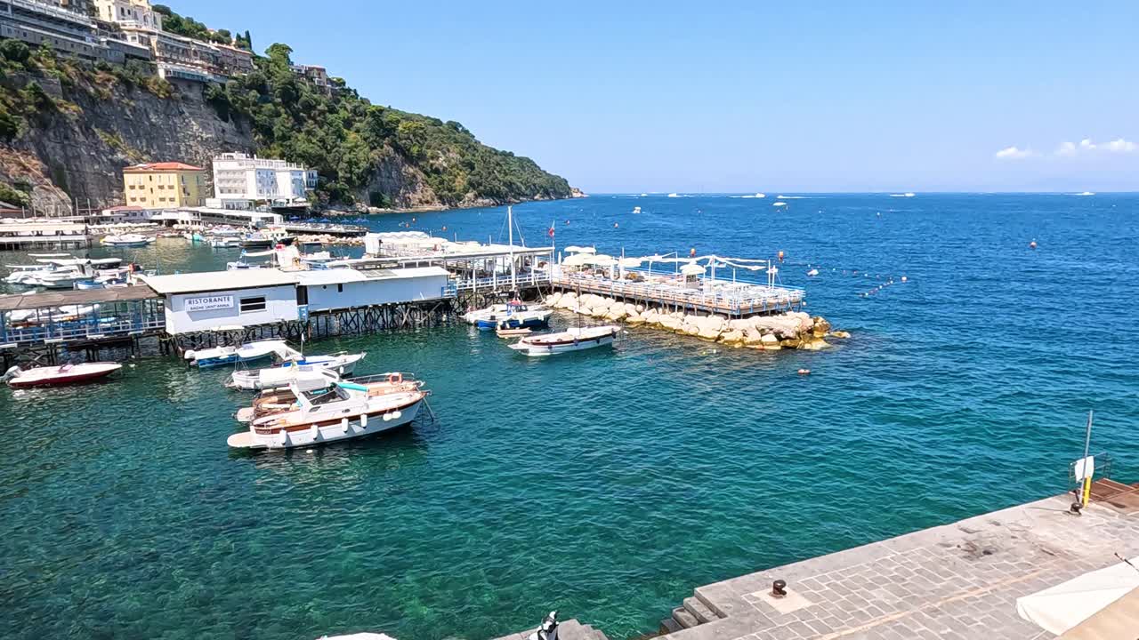 비둘기가 마리나 그란데 위를 날아다니고 있습니다.