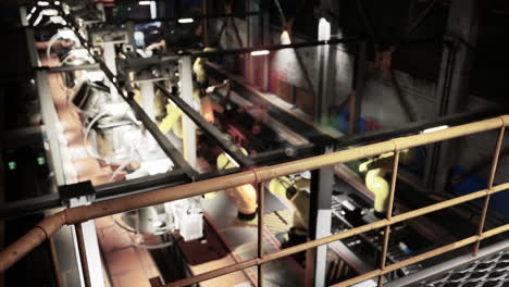 sistema de transportador automatizado en una fábrica durante el proceso de producción por la noche
