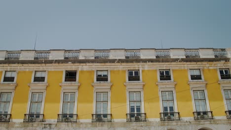 fachada amarilla del edificio con arquitectura clásica