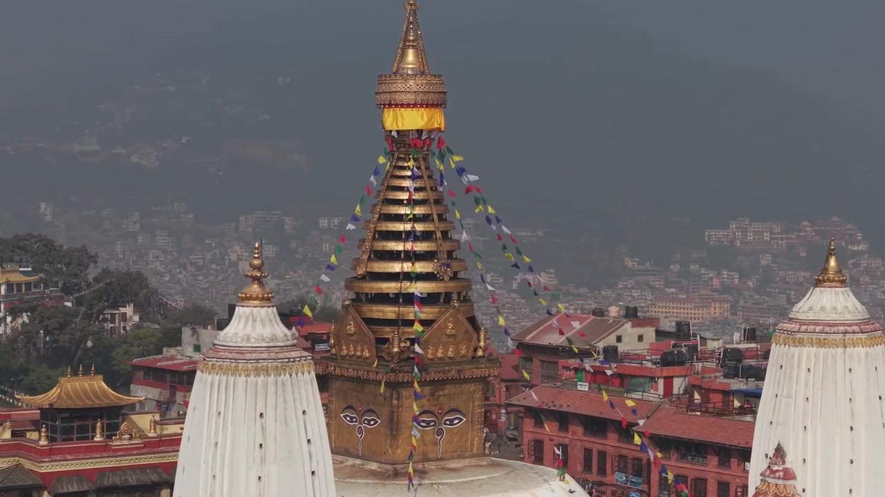 Lähikuva dronella Swayambhunathin stupan kultaisesta tornista Kathmandussa, Nepalissa.